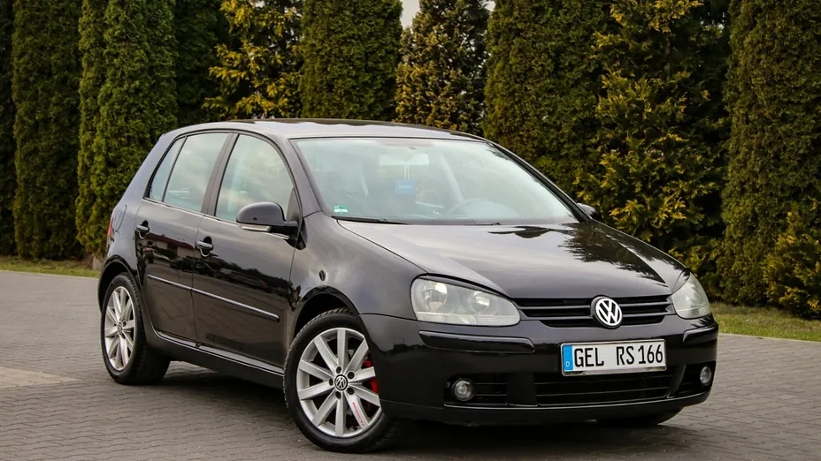 VOLKSWAGEN Golf -