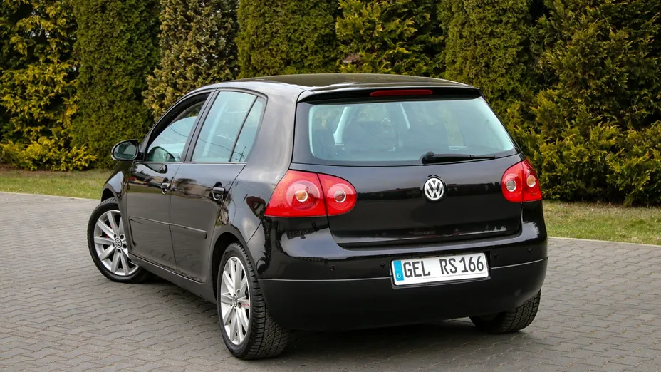 VOLKSWAGEN Golf -