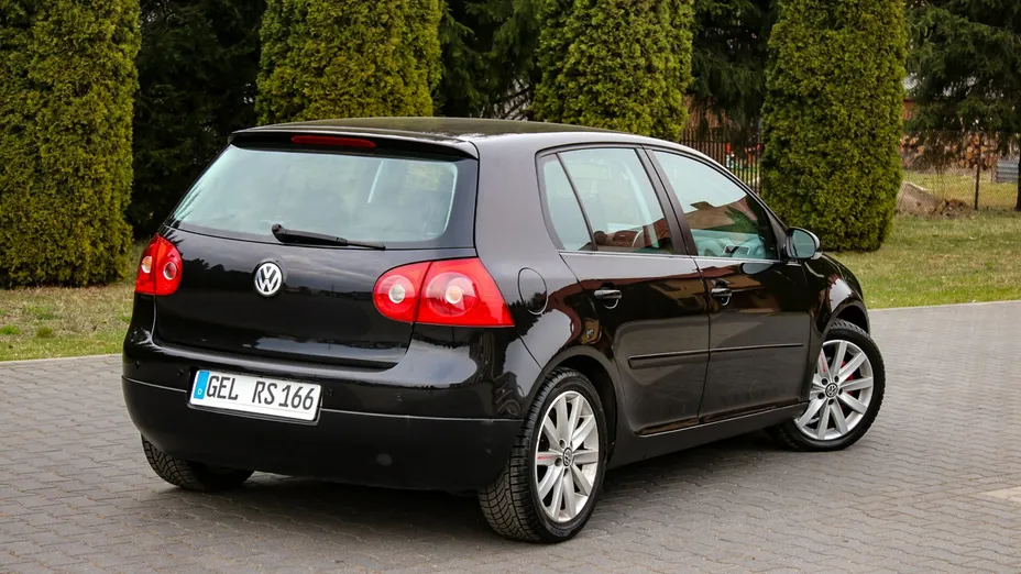 VOLKSWAGEN Golf -