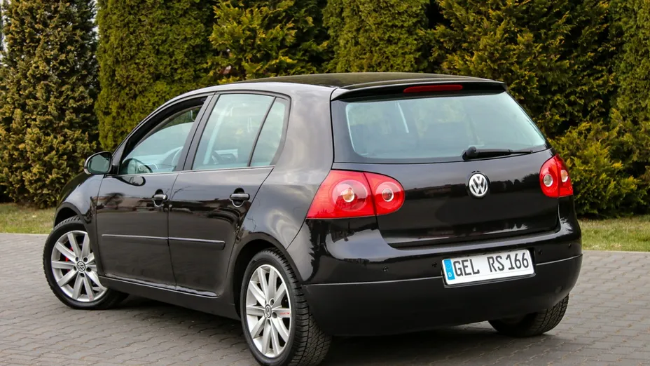 VOLKSWAGEN Golf -