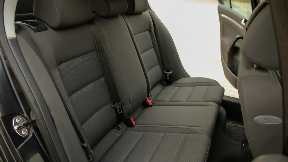 VOLKSWAGEN Golf -
