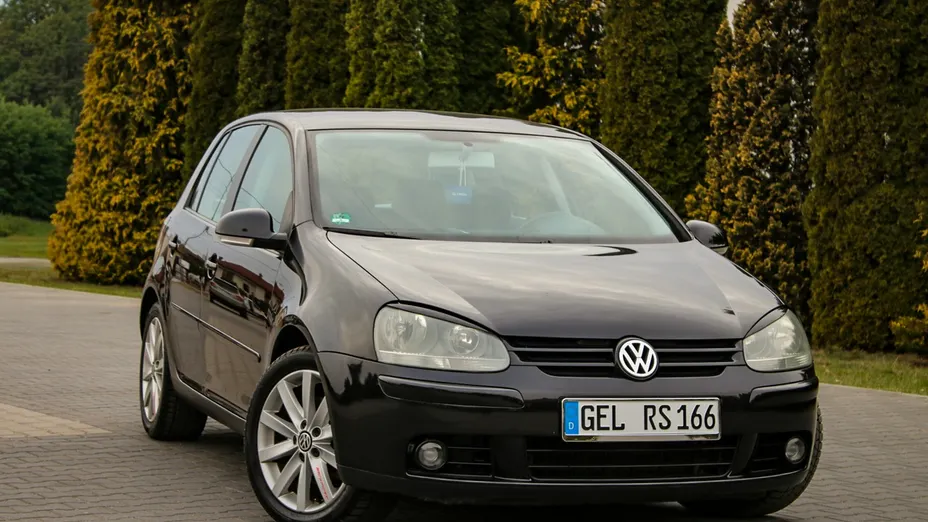 VOLKSWAGEN Golf -
