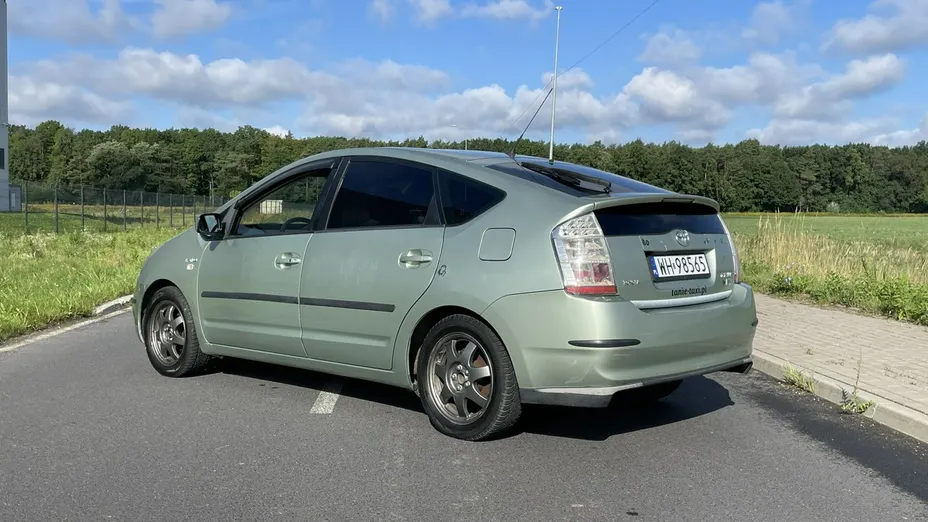 TOYOTA Prius -