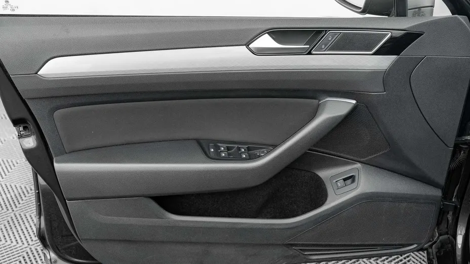 VOLKSWAGEN Passat -