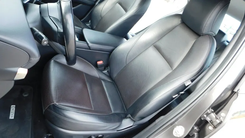 MAZDA 3 -