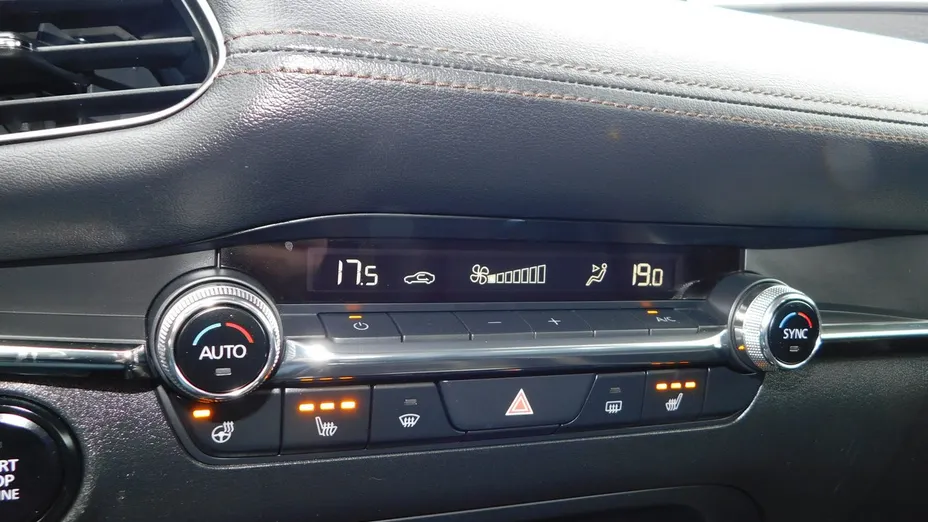 MAZDA 3 -