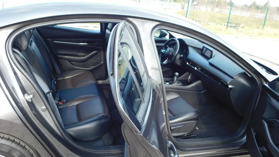 MAZDA 3 -