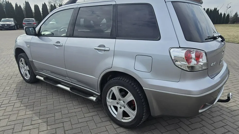 MITSUBISHI Outlander -