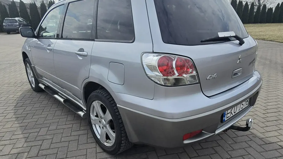 MITSUBISHI Outlander -