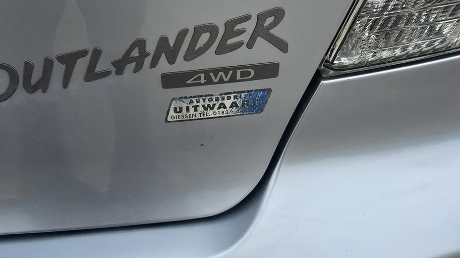 MITSUBISHI Outlander -