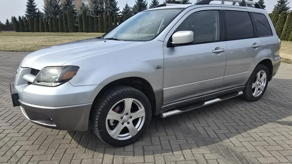MITSUBISHI Outlander -