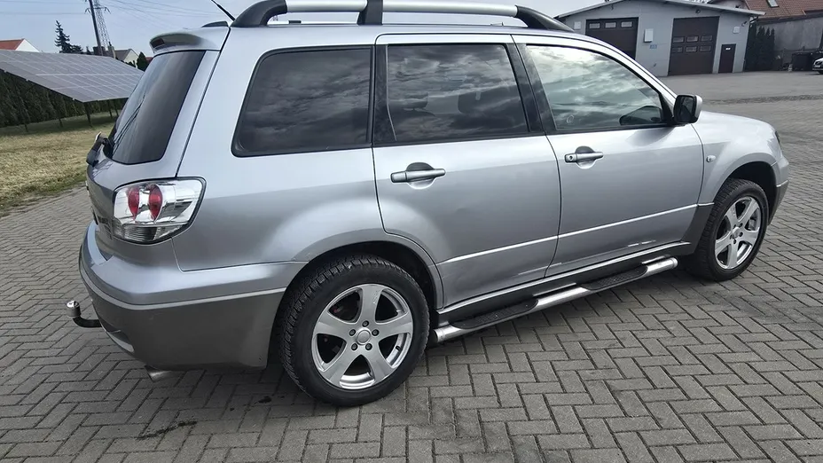 MITSUBISHI Outlander -