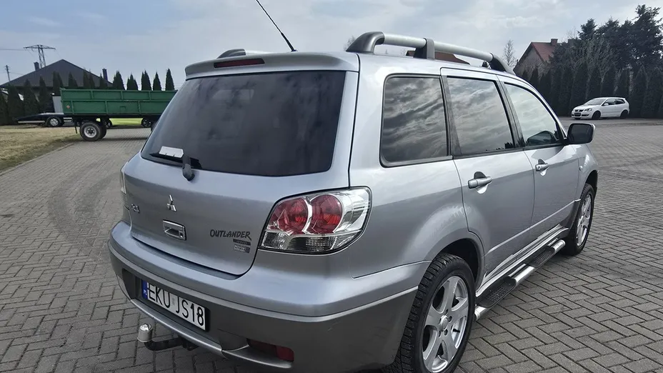 MITSUBISHI Outlander -