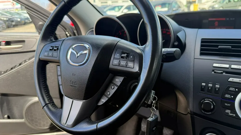MAZDA 3 -