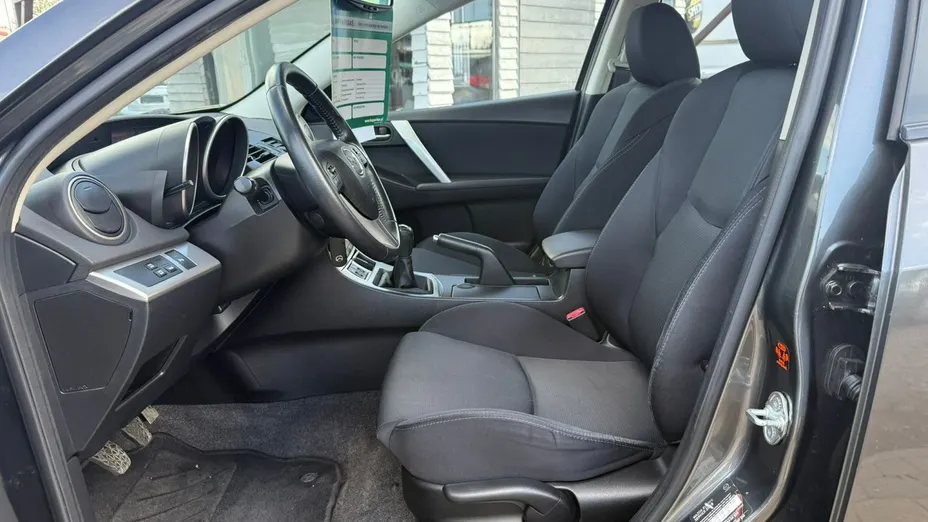 MAZDA 3 -
