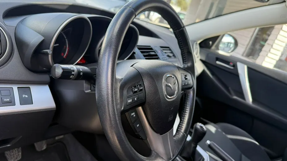 MAZDA 3 -