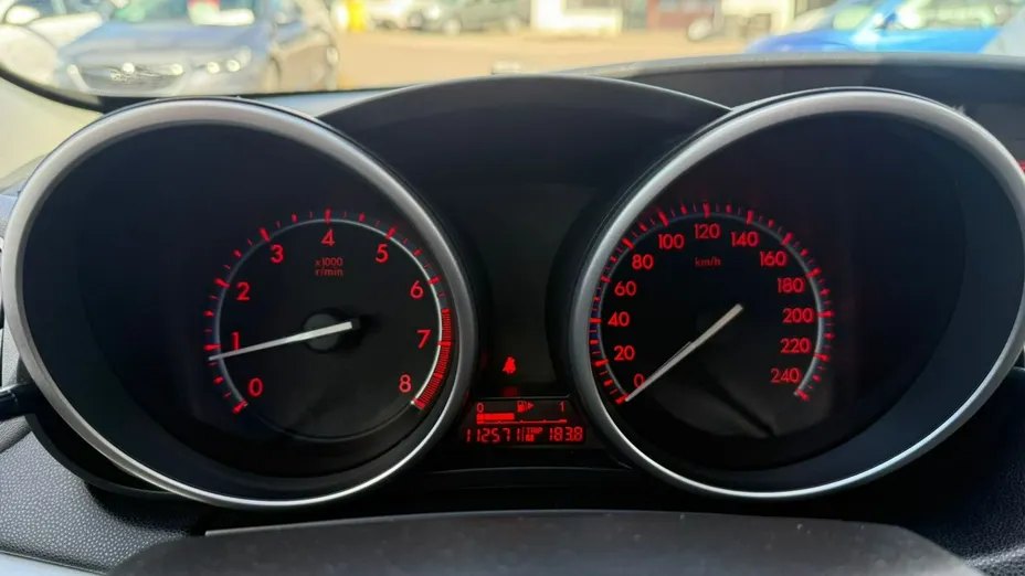 MAZDA 3 -