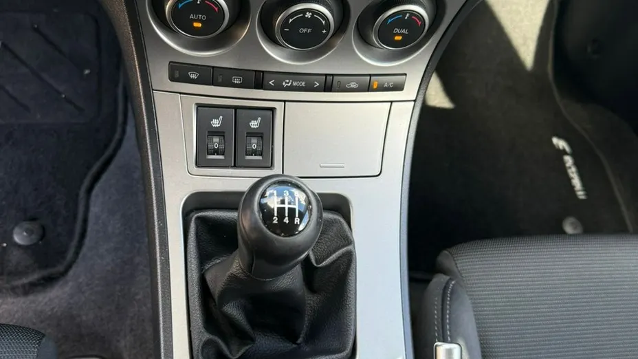 MAZDA 3 -