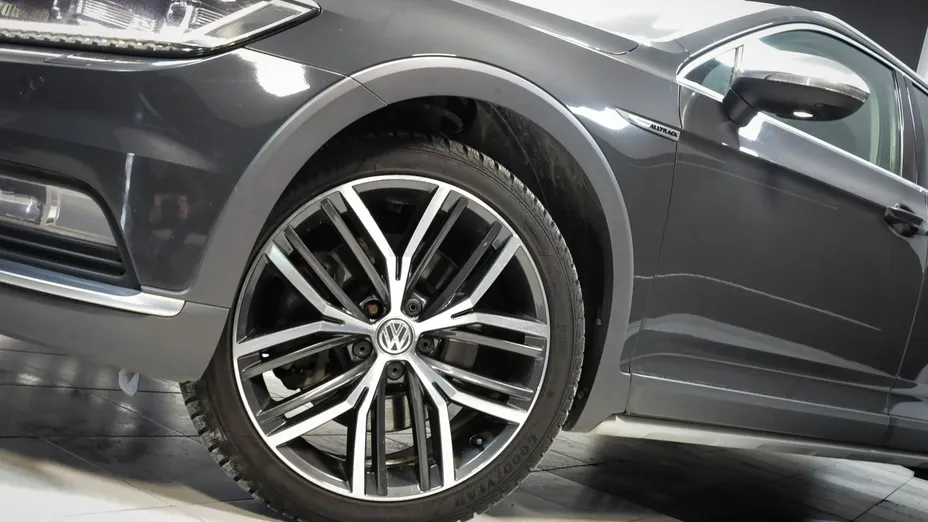 VOLKSWAGEN Passat -