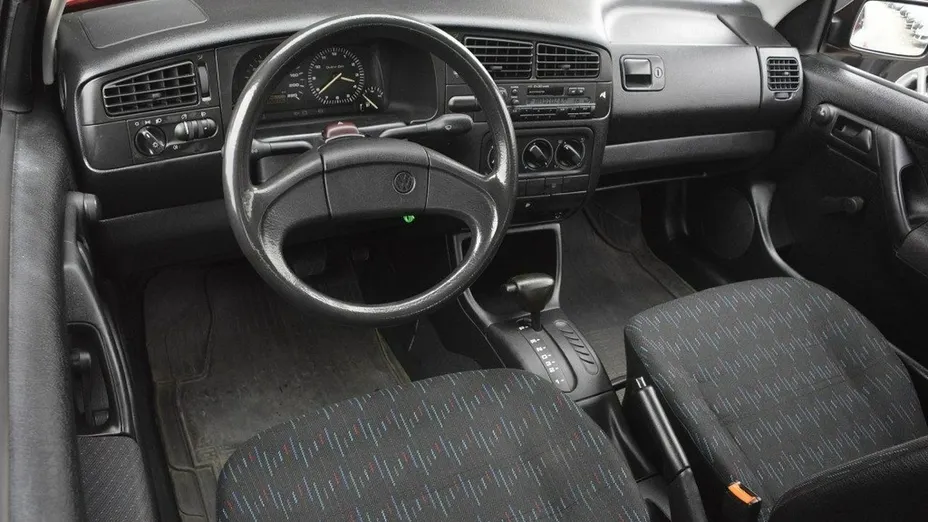 VOLKSWAGEN Golf -