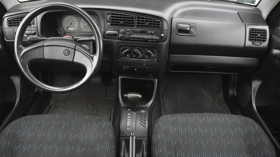 VOLKSWAGEN Golf -