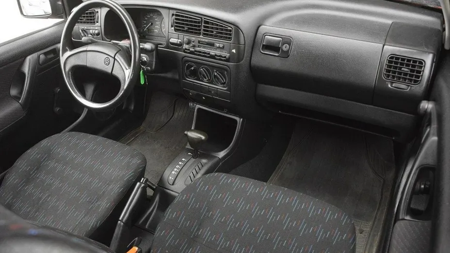 VOLKSWAGEN Golf -