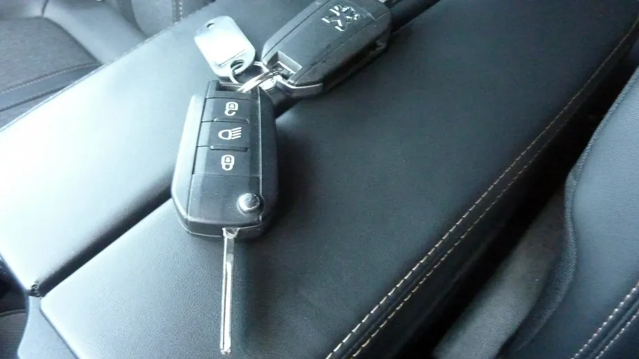 PEUGEOT 3008 -