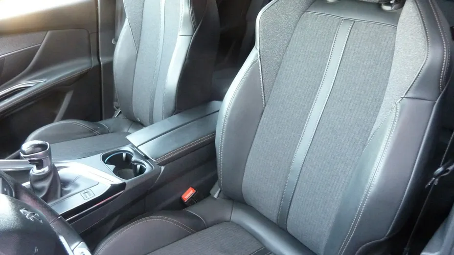 PEUGEOT 3008 -