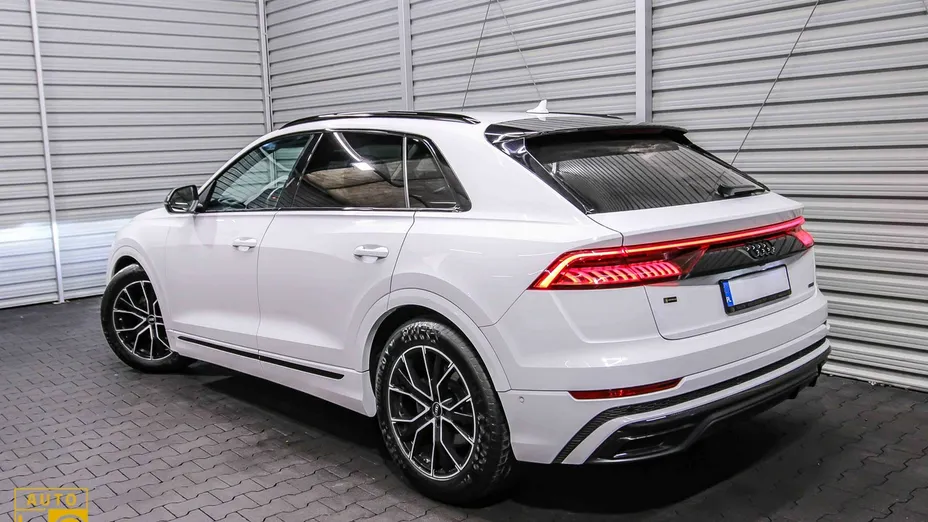 AUDI Q8 -
