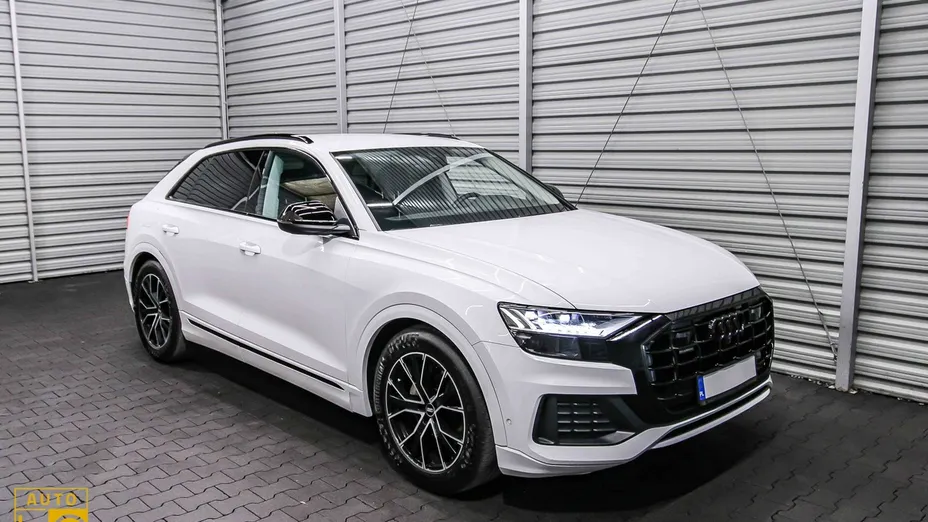 AUDI Q8 -