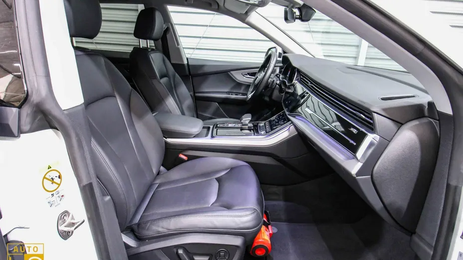 AUDI Q8 -