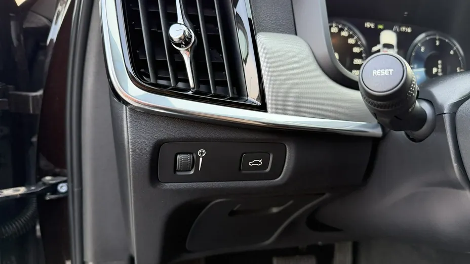 VOLVO V90 -