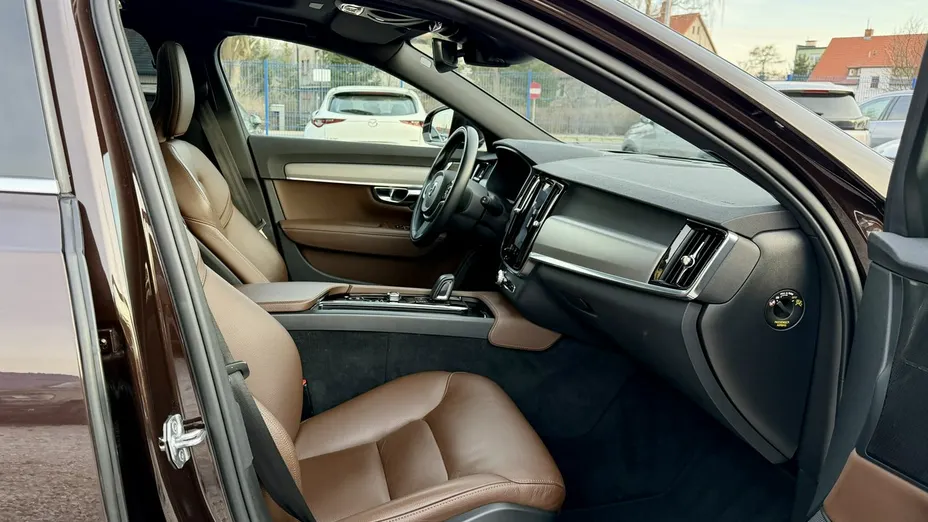 VOLVO V90 -