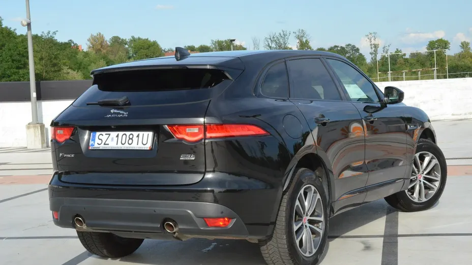 JAGUAR F-Pace -