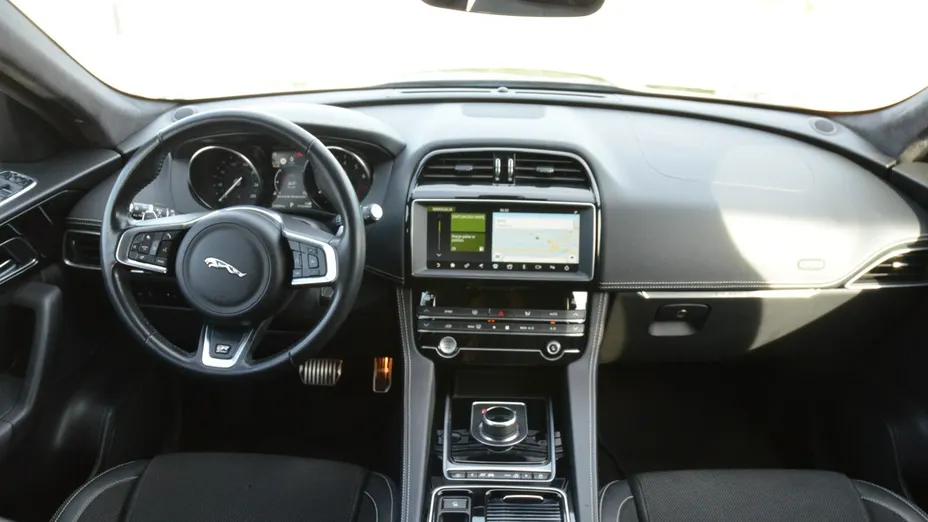 JAGUAR F-Pace -