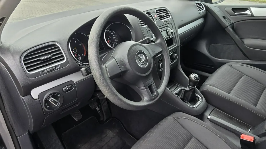 VOLKSWAGEN Golf -