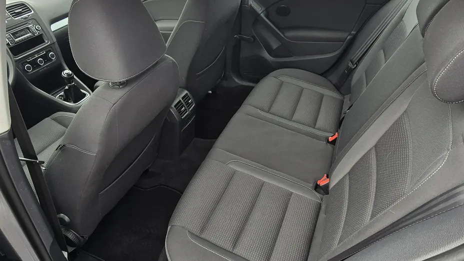 VOLKSWAGEN Golf -