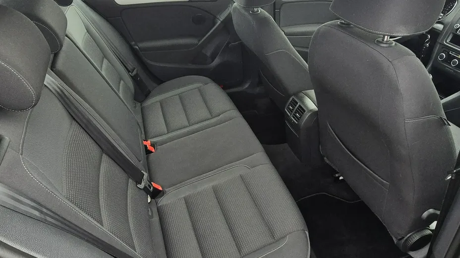 VOLKSWAGEN Golf -