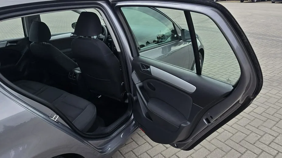 VOLKSWAGEN Golf -