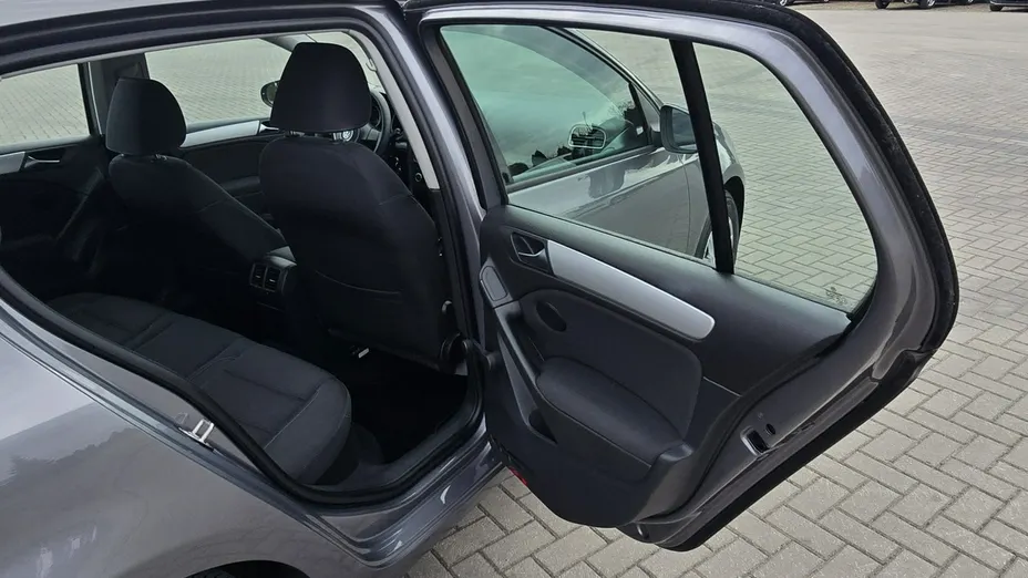 VOLKSWAGEN Golf -