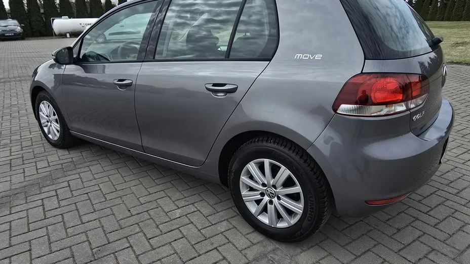 VOLKSWAGEN Golf -