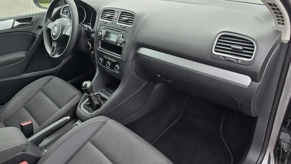 VOLKSWAGEN Golf -