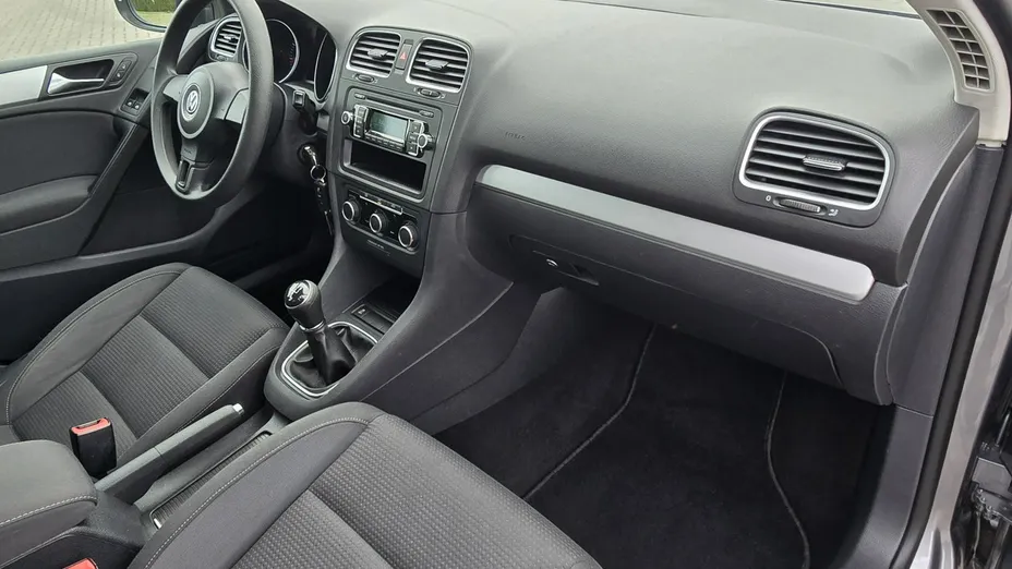 VOLKSWAGEN Golf -