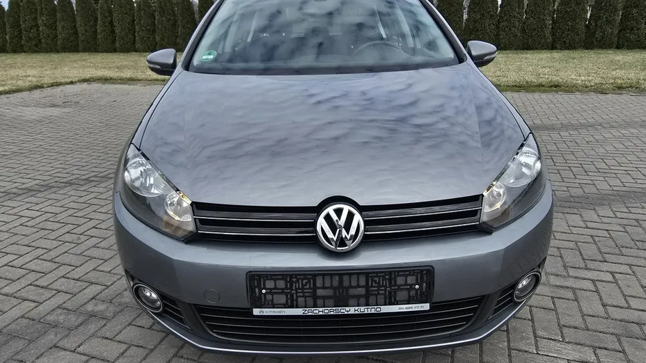 VOLKSWAGEN Golf -