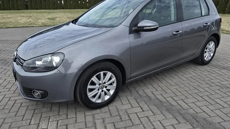 VOLKSWAGEN Golf -