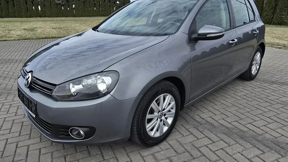VOLKSWAGEN Golf -