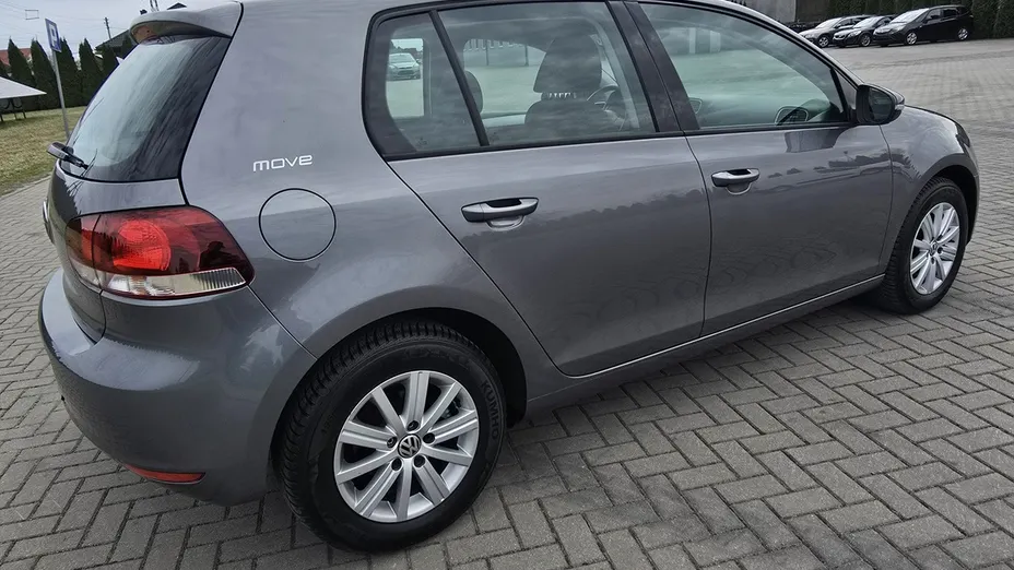 VOLKSWAGEN Golf -