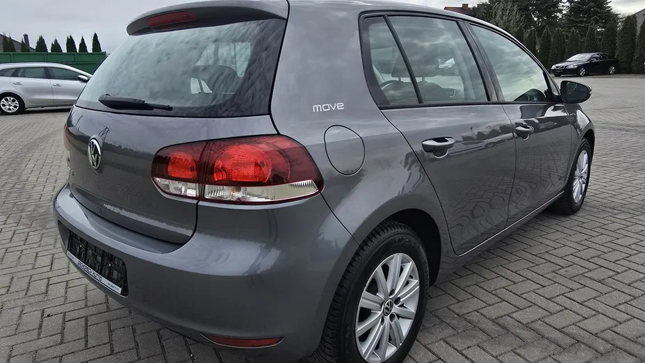 VOLKSWAGEN Golf -