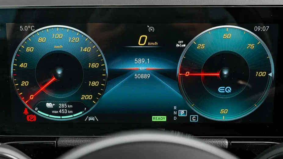 MERCEDES-BENZ EQA -
