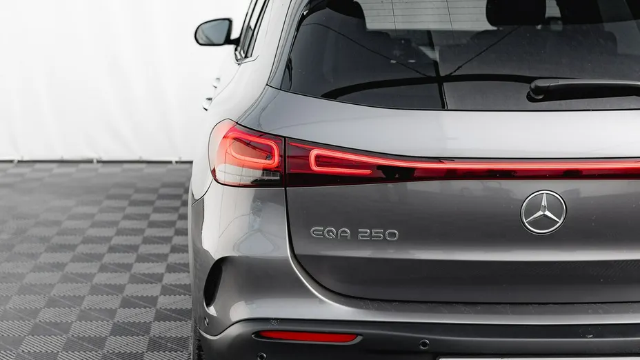 MERCEDES-BENZ EQA -